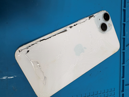 豊川市でiPhone 15 Plusの背面ガラス交換ならまちスマ豊川店】背面が